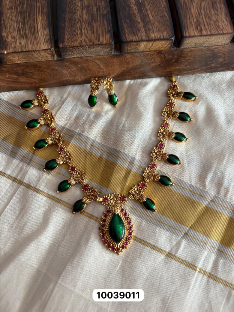 Short necklace
